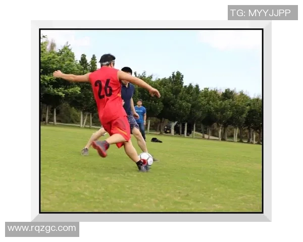 百大足球球星风采集结图鉴全景呈现精彩瞬间与辉煌成就